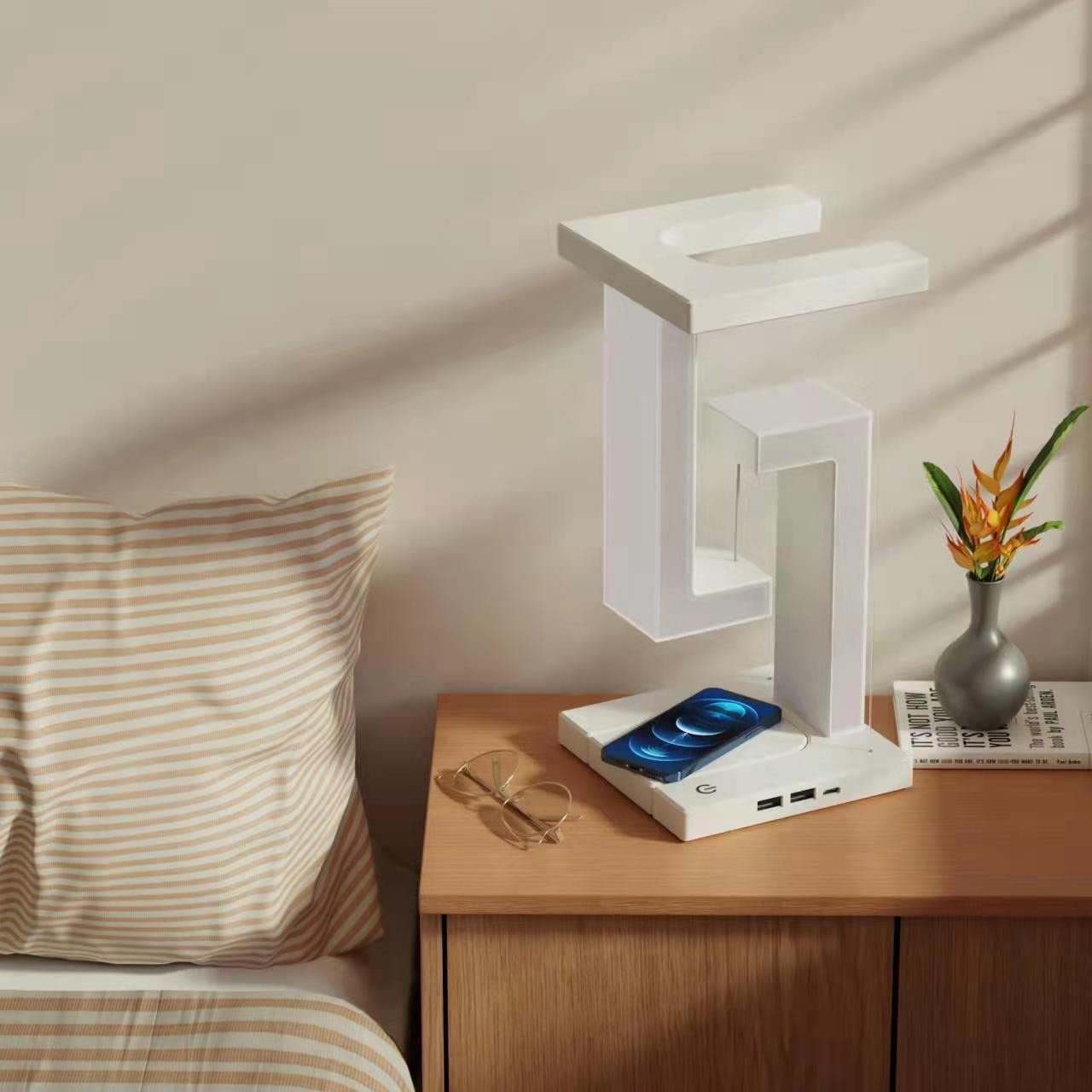 FloatCharge – Wireless Floating Table Lamp